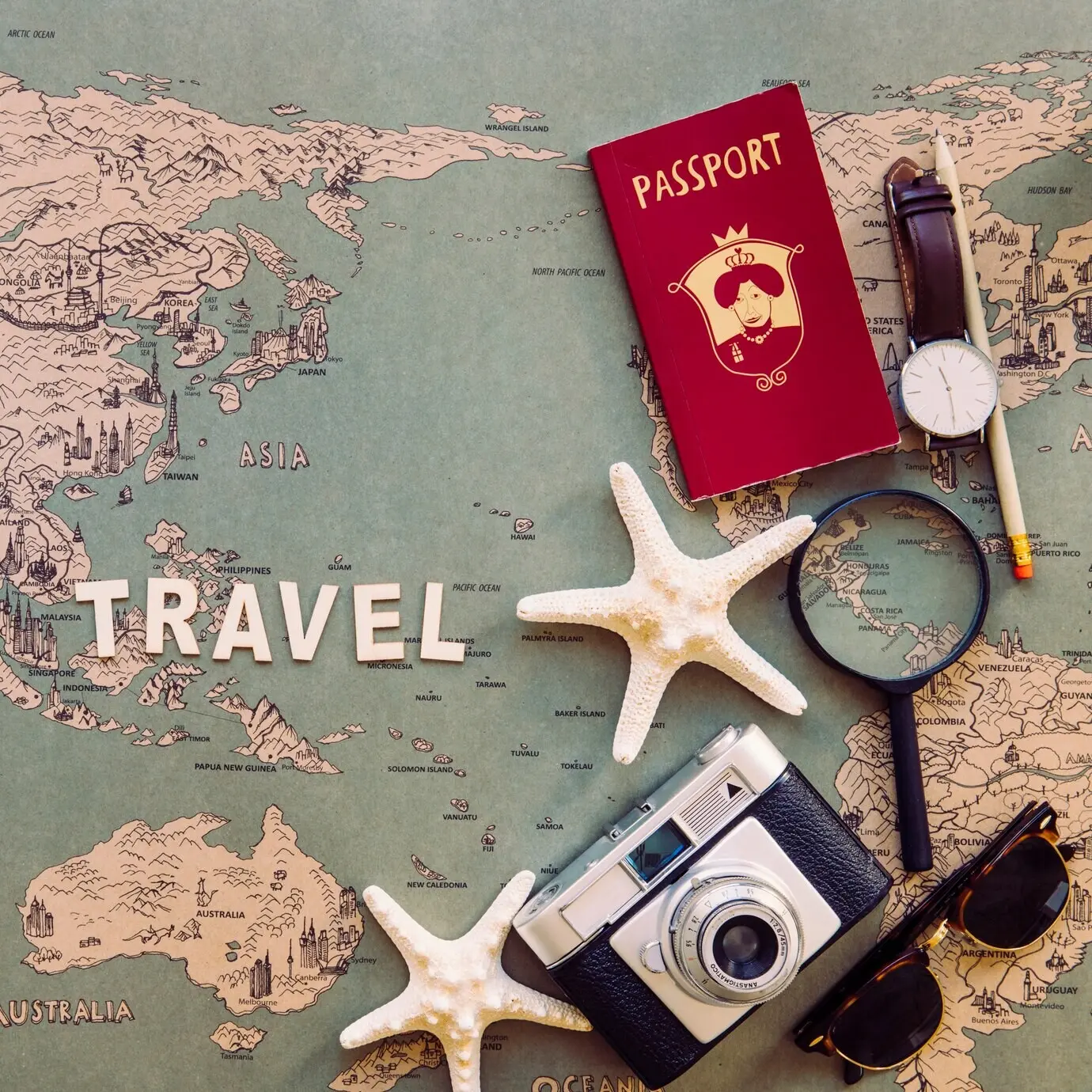 여행 글 주변의 관광객용 물품들