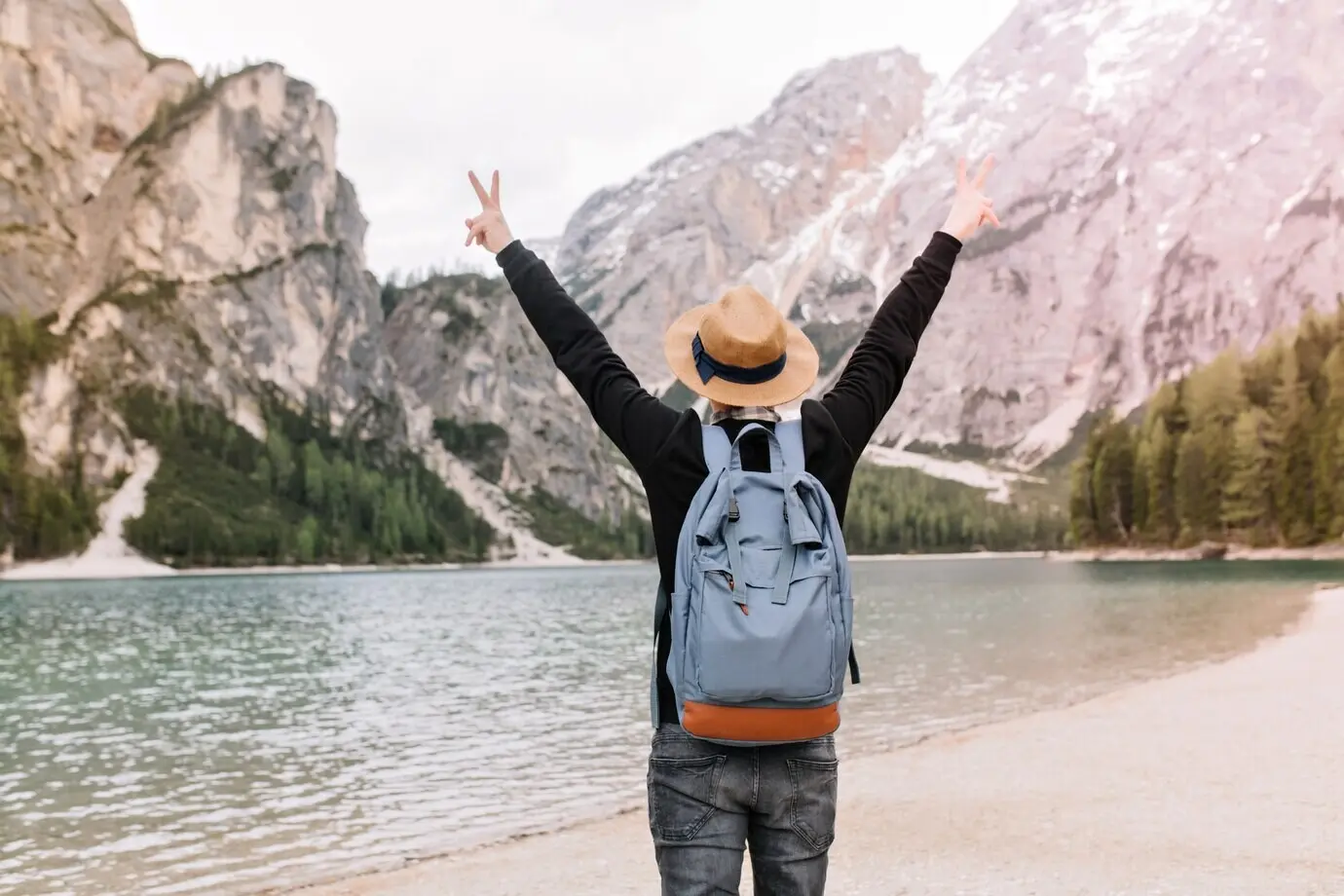 도시를 벗어나 자연 속에서 시간을 보낸 뒤 자유를 만끽하는 연갈색 모자를 쓴 영감을 받은 여행자
